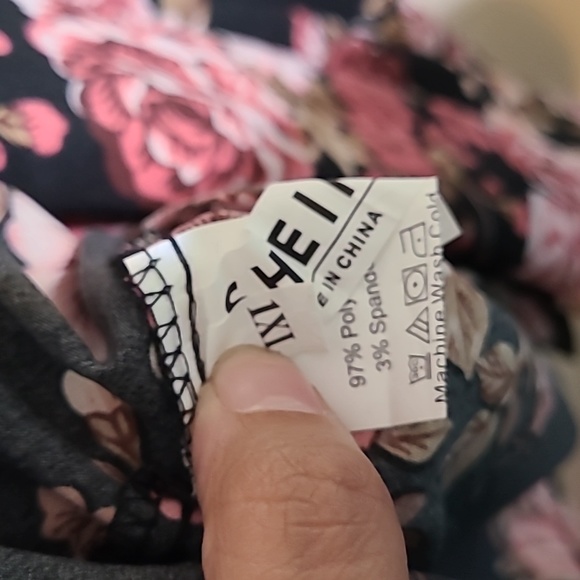 NWOT Off the shoulder floral dress - Picture 5 of 6